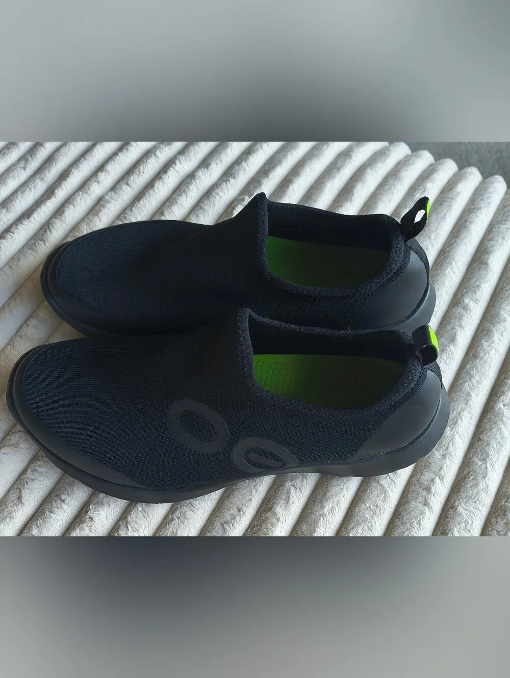 OOFOS easy slip